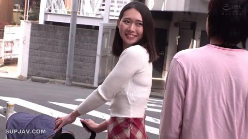 全身 · 站立 · 微笑 · 休闲装 · 街道 · 户外 · 婴儿车 · 推车