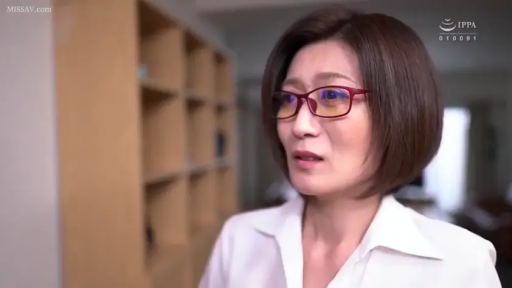 严肃 · 白衬衫 · 眼镜 · 脸部特写 · 站立 · 职场女性 · 注视 · 书房