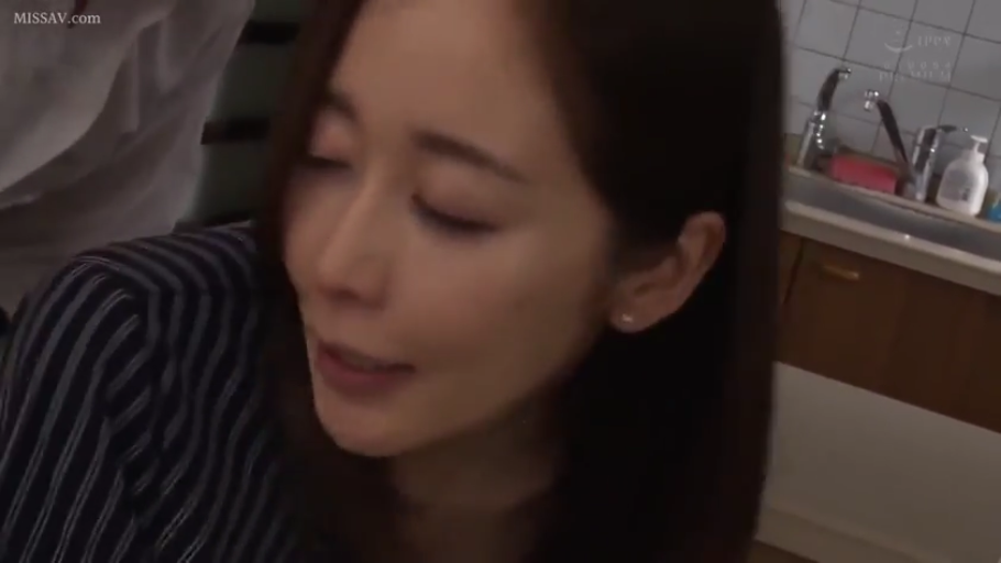 頭を下げる · 口交 · 楽しんで · 顔のクローズアップ · キッチン · 洗手池 · ストライプの上着