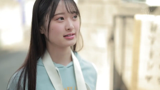 侧面 · 脸部 · 微笑 · 注视 · 室外 · 清纯 · 卫衣