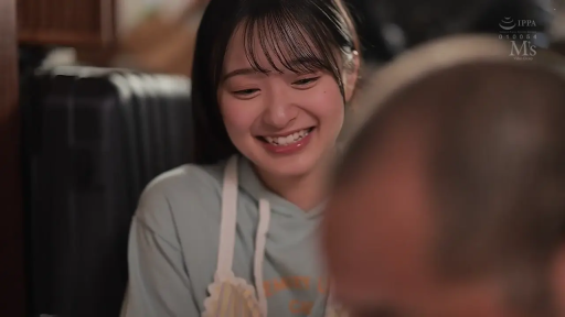 室内 · 坐姿 · 微笑 · 面部特写 · 互动 · 卫衣