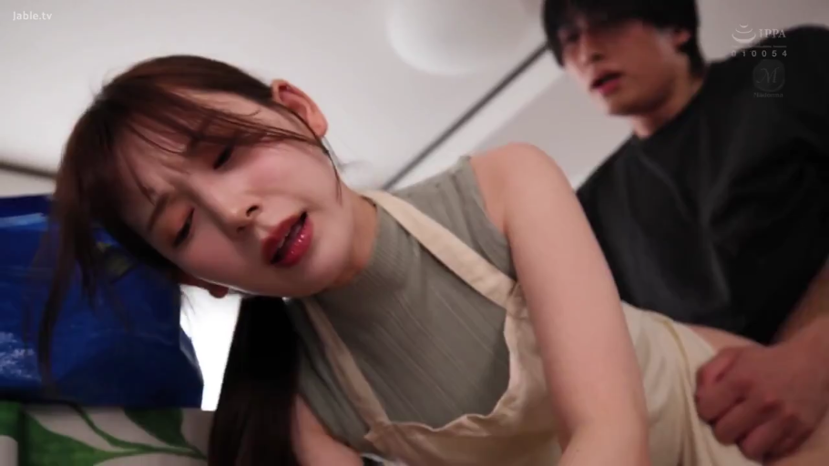 室内 · 身をかがめる · 顔部のクローズアップ · 銷魂 · 性行為 · エプロン · 日本AV