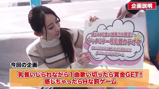 站立 · 微笑 · 居家 · 对视 · 厨房 · 上半身 · 灰色吊带