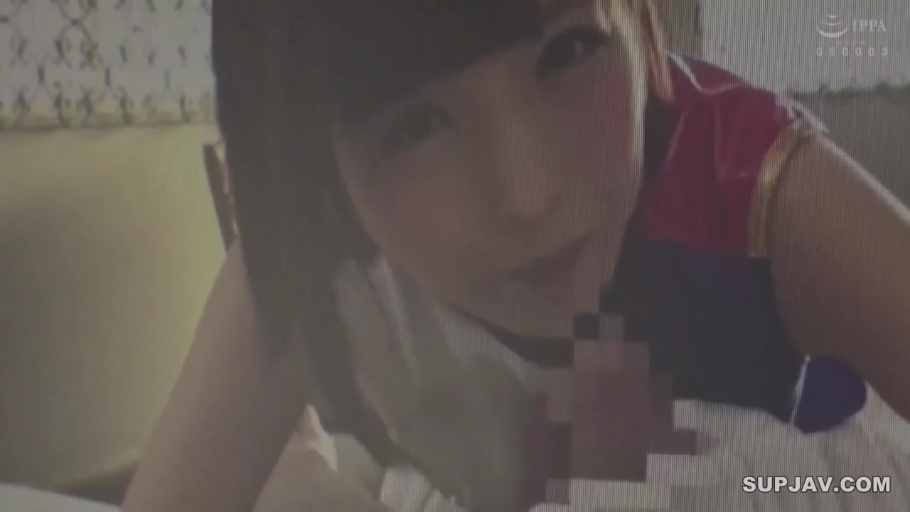 俯身 · 专注 · 脸部特写 · 卧室 · 口交 · 红色制服