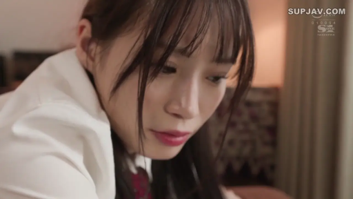 室内 · 憂鬱 · 制服 · 頭を下げる · 顔部のクローズアップ · ネクタイ · 沉默