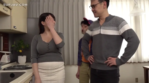 Conversation · Stand · Medium shot · Smile · Kitchen · Everyday Clothing · 三人 · 抹布