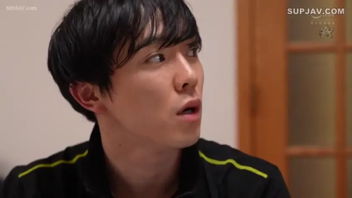 Indoor · 面部 · Gaze · Male · 侧坐 · 惊讶 · Door · 运动衫