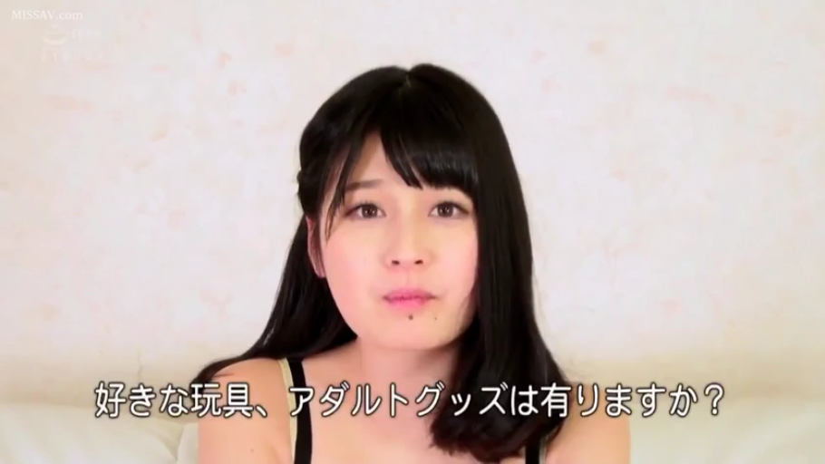 室内 · 坐姿 · 自然 · 面部特写 · 访谈 · 吊带衫