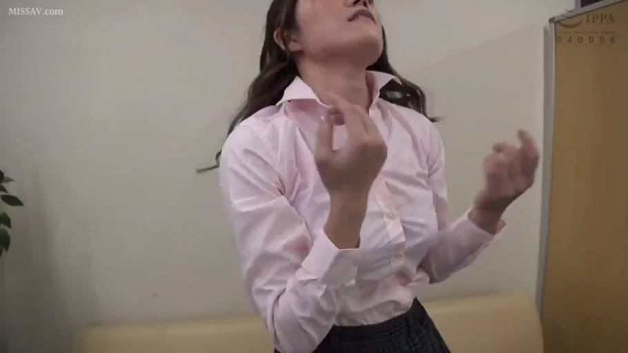 室内 · 站立 · 半身 · 粉色衬衫