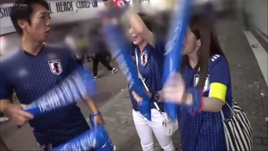 站立 · 多人 · 户外 · 兴奋 · 运动服 · 庆祝 · 充气棒