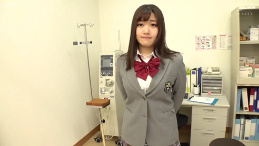 校服 · 站立 · 中景 · 自然 · 立姿 · 学生 · 医务室 · 医疗器械