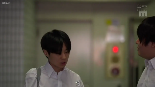 交谈 · 严肃 · 站立 · 白衬衫 · 剧情 · 走廊 · 近景 · 包