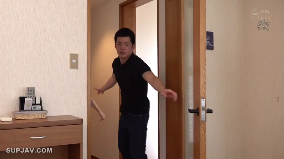 站立 · 全景 · 室内门口 · 黑色POLO衫