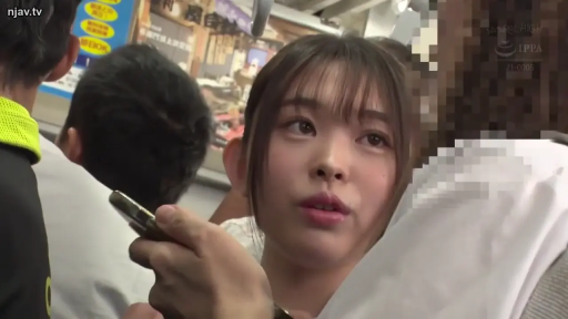 脸部特写 · 站立 · 白衬衫 · 电车