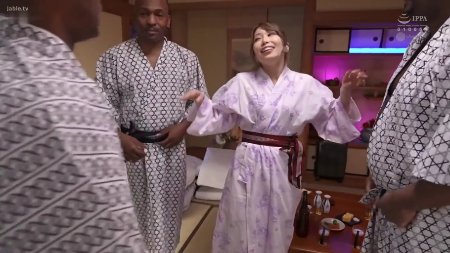 站立 · 和室 · 中景 · 榻榻米 · 交流 · 笑容 · 浴衣 · 黑白配