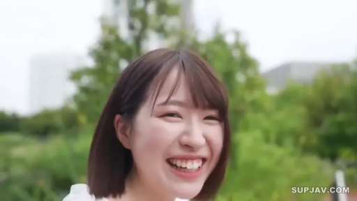 面部特写 · White top · 大笑 · 开心 · 侧头 · 户外公园 · 甜美风格