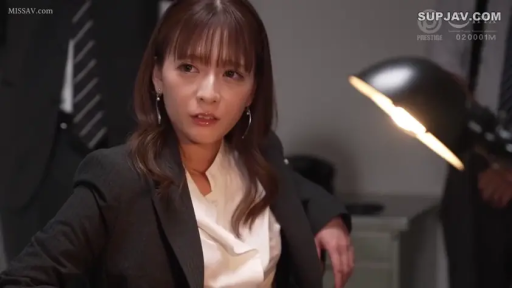 坐姿 · 严肃 · 办公室 · 黑色西装 · 台灯 · 半身特写 · 职场OL · 斜视