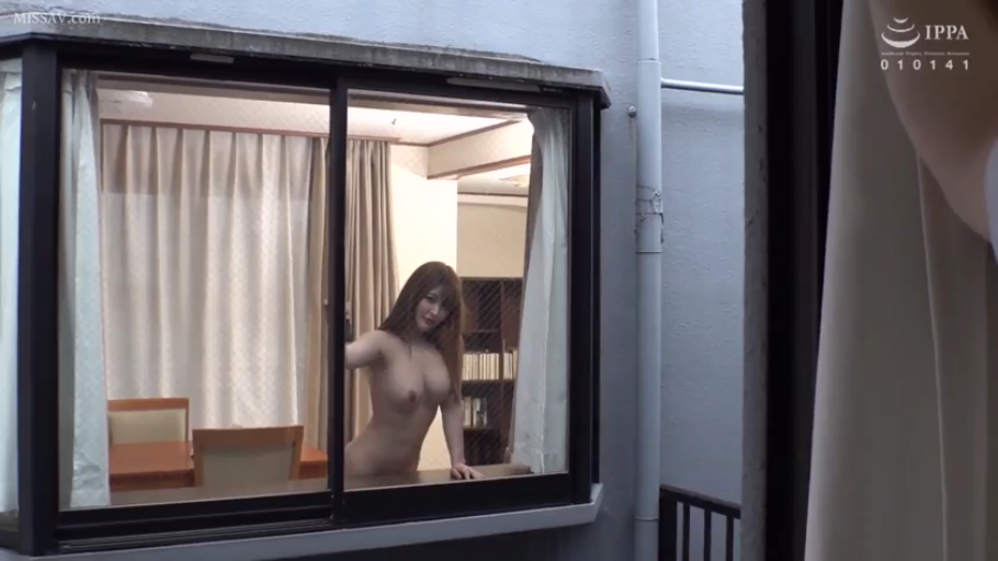 室内 · 全裸 · 微笑 · 乳房特写 · 身体を披露する · 办公家具 · 站立扶窗 · 窗外视角