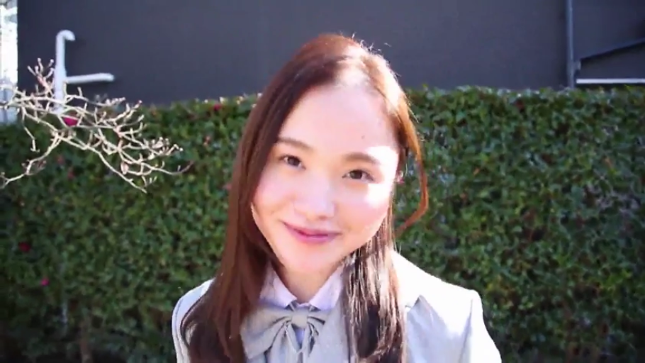 面部 · 校服 · 站立 · 微笑 · 户外 · 凝视镜头 · 褐色长发