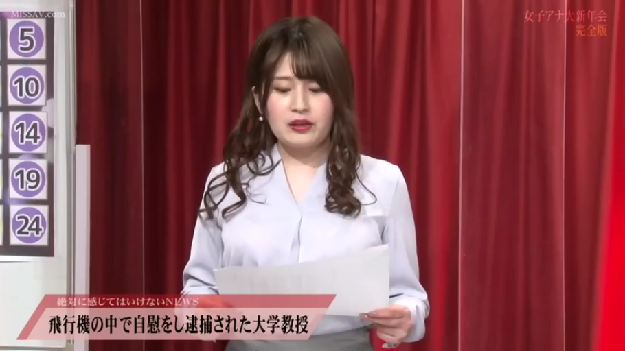 专注 · 站立 · 半身特寫 · 蓝色衬衫 · 演播室 · 文稿 · 新闻主播 · 手持纸张