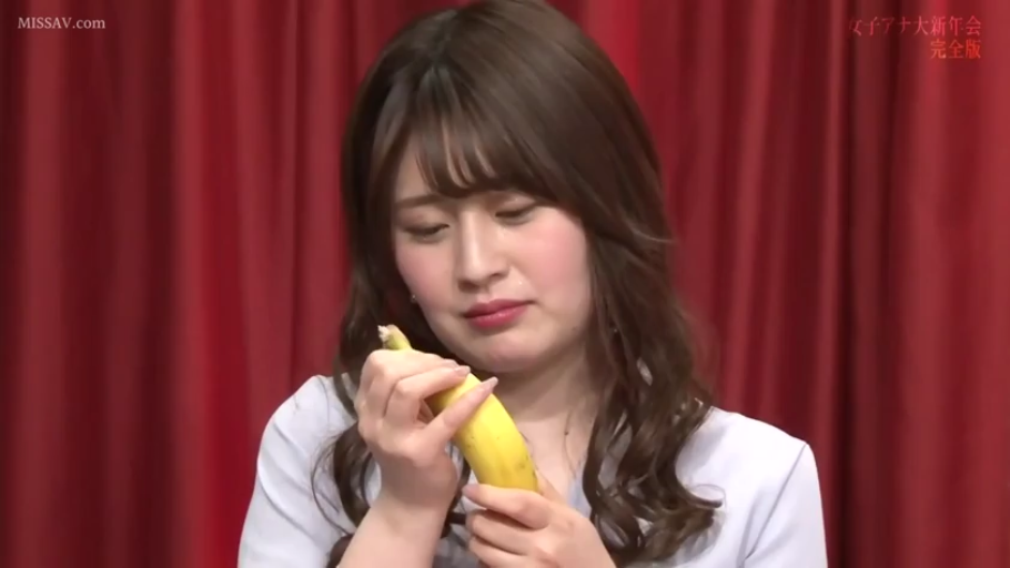 脸部 · 专注 · 站姿 · 職業裝 · 演播室 · 香蕉 · 拿香蕉 · 暗示性