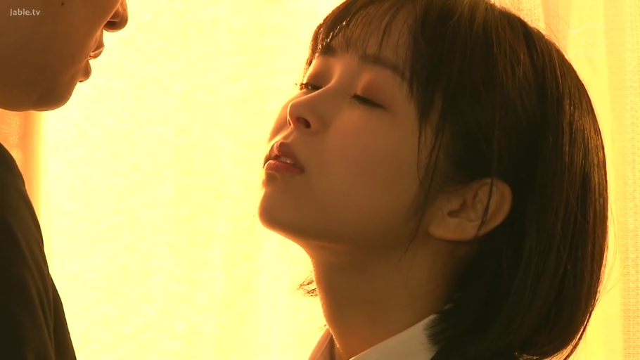 室内 · 脸部特写 · 陶醉 · 制服 · 窗帘 · 暖色调 · 索吻 · 抬头闭眼