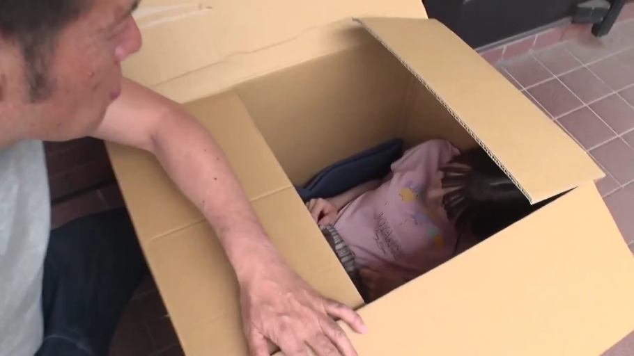 中景 · 粉色T恤 · 观察 · 纸箱 · 玄关 · 躲藏 · 蜷缩 · 箱中少女