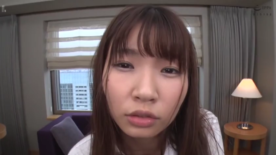 室内 · 俯身 · 脸部特写 · 白色衬衫