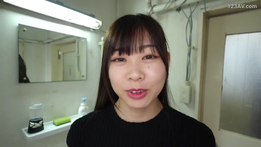 微笑 · 顔のクローズアップ · 洗面所 · 长发 · 正面に立って · 梳妆镜 · 黑色针织衫 · カメラに向かって話す