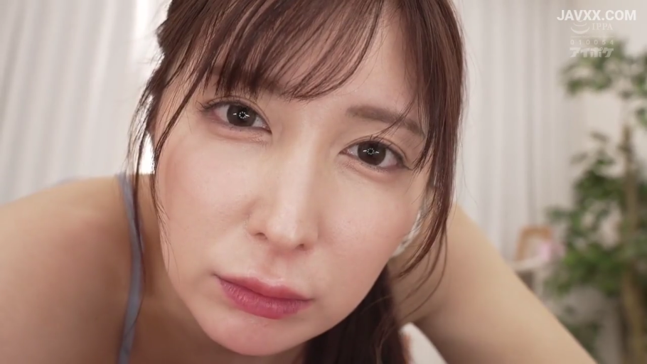 眼镜 · 办公室 · 站立 · 平静 · 电脑 · 职业装 · 注视