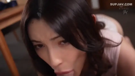 室内 · 脸部特写 · 跪姿 · 粉色背心