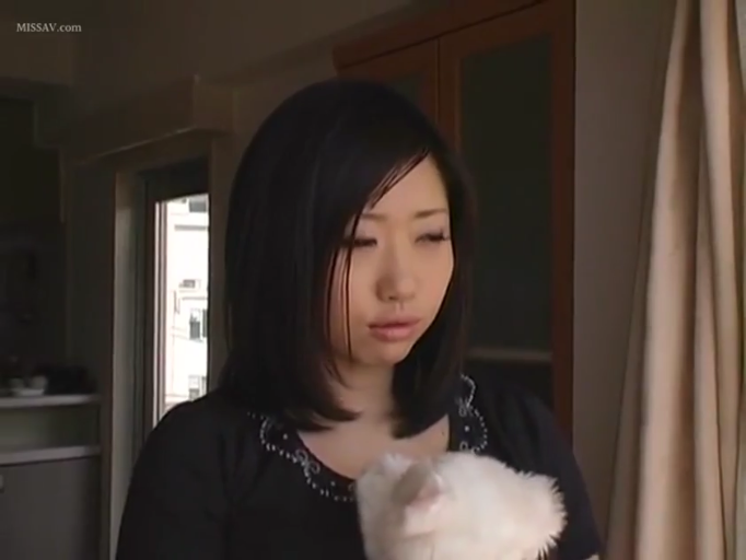 室内 · 忧郁 · 站立 · 面部特写 · 黑色上衣 · 抱猫