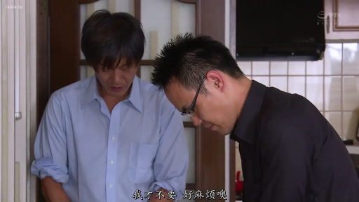 严肃 · 站立 · 中景 · 剧情 · 衬衫 · 房间 · 谈话 · 橱柜