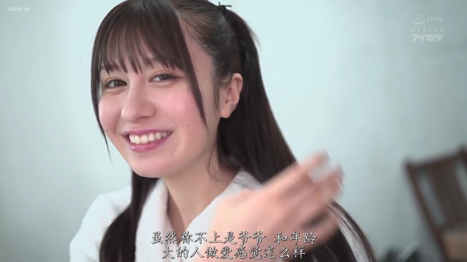 室内 · 会話 · 顔部のクローズアップ · 笑容 · 长发 · 正面 · 浴袍