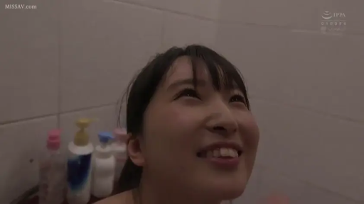 顔部のクローズアップ · 全裸 · 浴室 · 仰頭 · 洗澡 · 喜悦 · 濡れた髪 · 沐浴露瓶