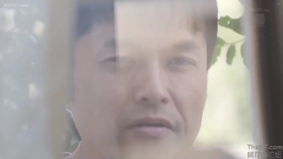 脸部特写 · 站立 · 休闲服 · 窗边