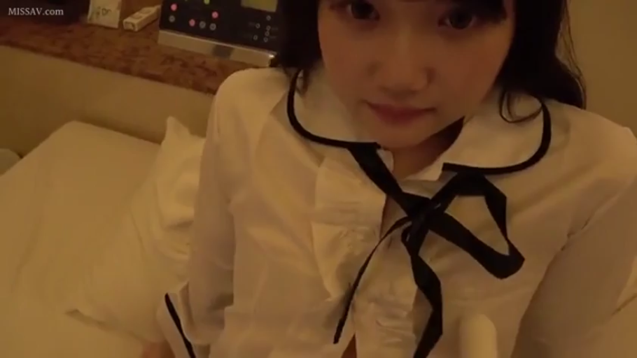 座り姿勢 · 寝室 · 半身特写 · シャツ