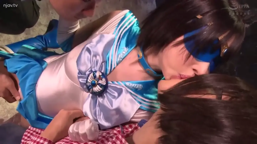 室内 · 顔部のクローズアップ · キス · 沉醉 · 眼罩 · 角色扮演服 · 俯身拥抱