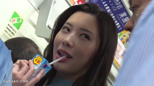 面部特写 · 挑逗 · 电车 · 蓝色上衣 · 侧立 · 吸吮 · 纸盒饮料