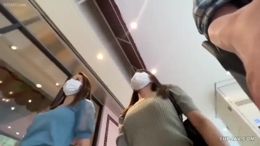 Medium shot · 行走 · Outdoor · Casual wear