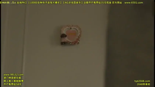 交谈 · 卧室 · 平静 · 床 · 面部特写 · 侧坐 · 灰色卫衣 · 男优