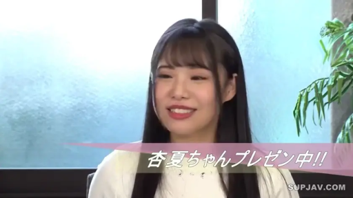 Indoor · Sitting Posture · Close-up of the face · Smile · White top · Japanese subtitles · 背景植物 · 正在谈话