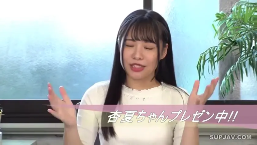 室内 · 坐姿 · 盆栽 · 上半身 · 闭眼微笑 · 白色针织衫 · 明亮 · 介绍