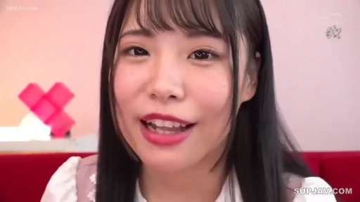 室内 · 女性 · 微笑 · 面部特写 · 说话 · 正对镜头 · 白色花纹装