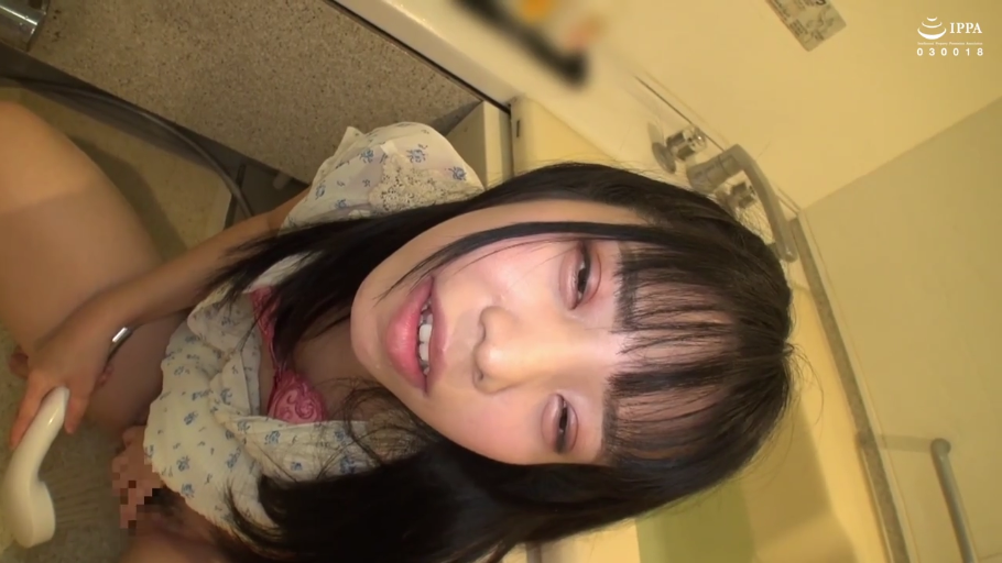 脸部特写 · 浴室 · 连衣裙