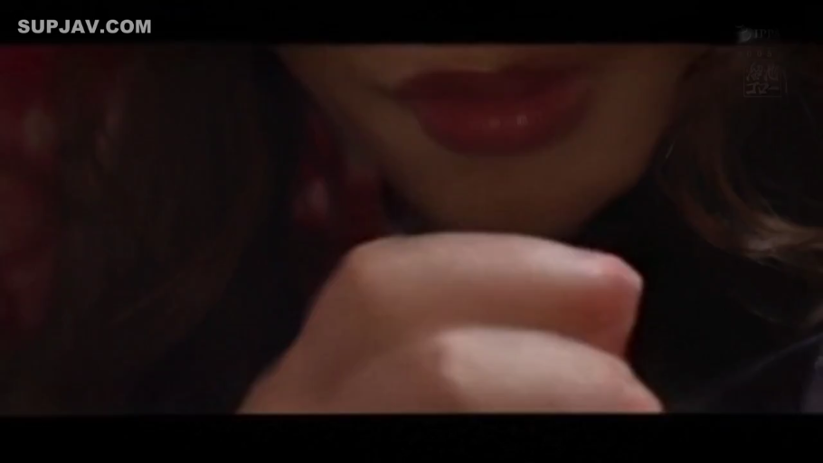 室内 · 黑色上衣 · 近づいて · 唇部特写