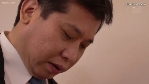 室內 · 低頭 · 面部特寫 · 痛苦 · 西裝 · 中年男性