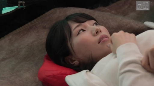 室内 · 顔部のクローズアップ · 迷離 · 枕头 · 仰臥 · 白い上着 · 凝視 · アジア人女性