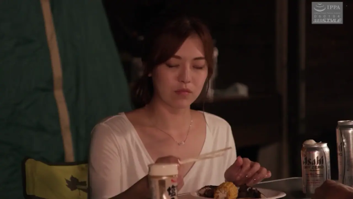 坐姿 · 自然 · 上半身 · 进食 · 筷子 · 白色V领衫 · 户外露营地 · 夜间场景