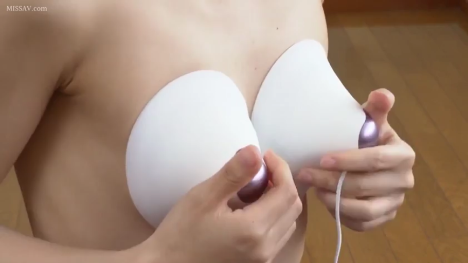 室内 · 坐姿 · 胸部特写 · 抚摸 · 半裸 · 皮肤细节 · 按摩器 · 未出镜